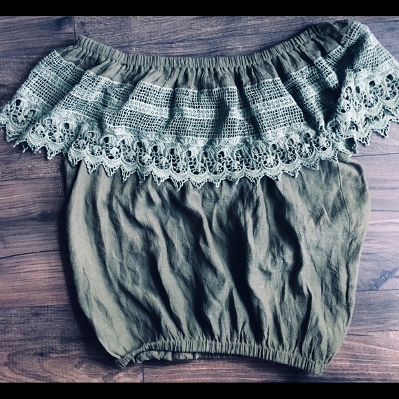 Tobi Tops - Olive green lace off shoulder crop 🍒
